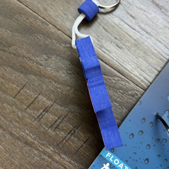 Salt Life Floating Foam keychain,floats up to 3 keys, American Flag fish shape - Picture 4 of 5